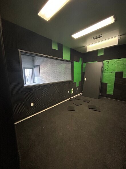 More Photos Of 220 W 21st St, Los Angeles Warehouse For Lease