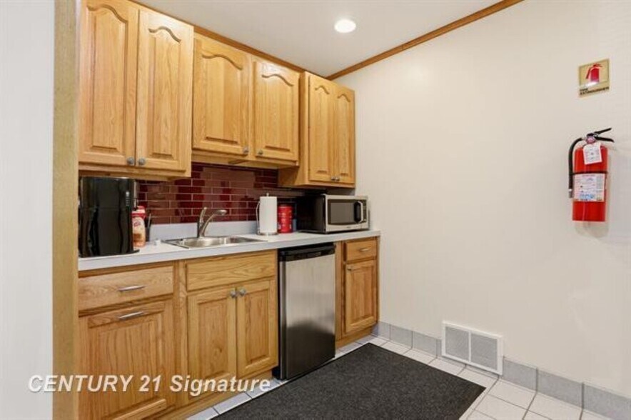 More Photos Of 3167 Enterprise Dr, Saginaw Office For Sale