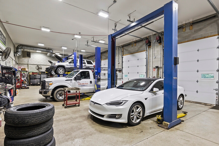 More Photos Of 2940 Weber Dr, Aurora Auto Repair For Sale