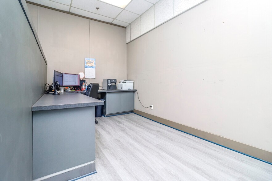 More Photos Of 827 Douglas Ave, Portsmouth Warehouse For Lease