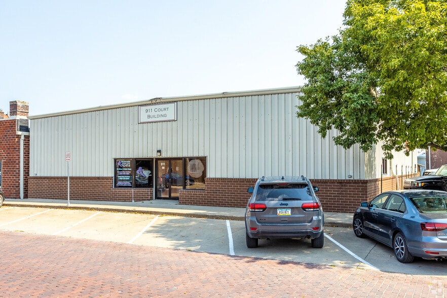 Primary Photo Of 911 Court St, Adel Freestanding For Sale