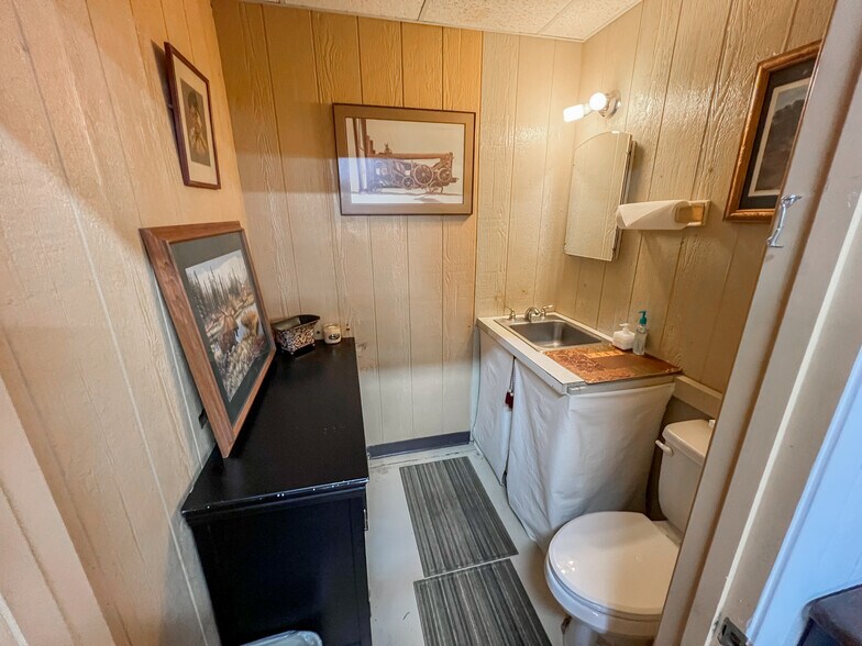 More Photos Of 1001-1009 W Industrial Ave, Midland Warehouse For Lease