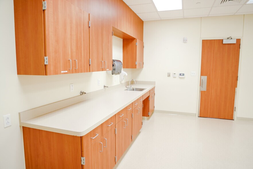 More Photos Of 1903 Doctors Hospital Dr, Bridgeport Office For Sale