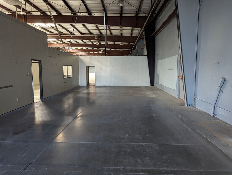 More Photos Of 3585 W Diablo Dr, Las Vegas Manufacturing For Lease