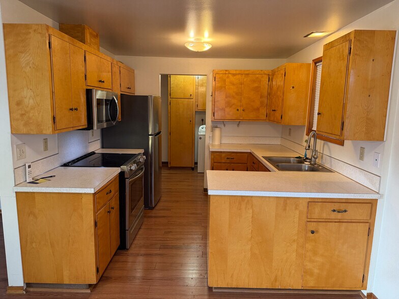 More Photos Of 9053 SW Burnham St, Portland Auto Repair For Sale