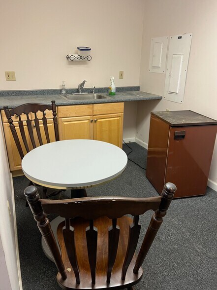 More Photos Of 402-404 Thames St, Groton Office For Lease