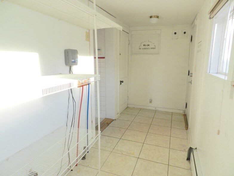 More Photos Of 901 Main St, Salmon Office For Sale