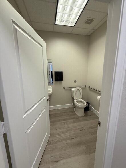More Photos Of 21627 Rhodes Rd, Spring Warehouse For Lease