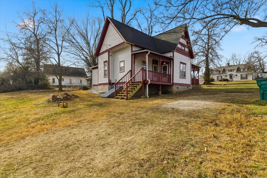 More Photos Of 722 N Maple Ave, Mountain Grove Office For Sale