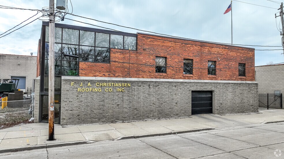 More Photos Of 2101 W Purdue St, Milwaukee Light Manufacturing For Lease