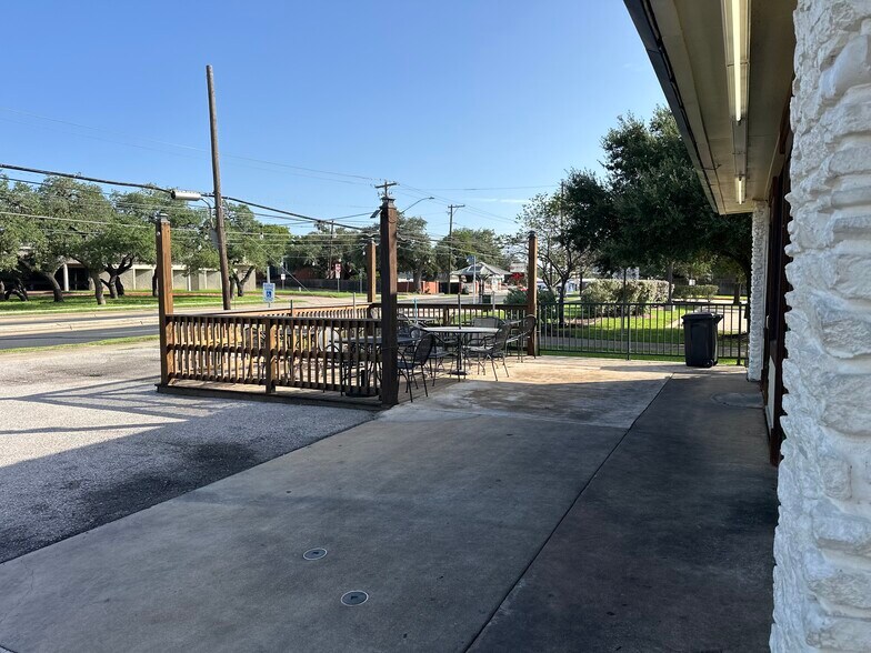 More Photos Of 5517 Menchaca Rd, Austin Restaurant For Sale