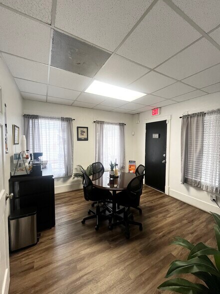 More Photos Of 517 W Colonial Dr, Orlando Office For Lease