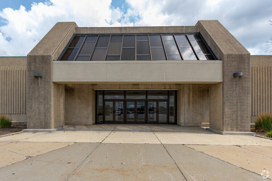 More Photos Of 2 Orland Square Dr, Orland Park General Retail For Sale