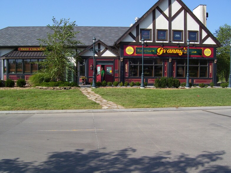 Primary Photo Of 1340 Village West Pky, Kansas City Restaurant For Lease