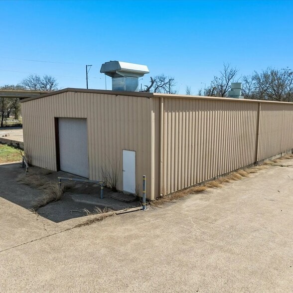 More Photos Of 225 S 17th St, Waco Distribution For Sale