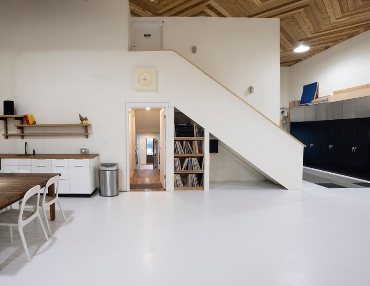 More Photos Of 2337 SE Ankeny St, Portland Office For Sale