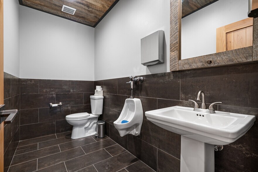 More Photos Of 91 W Hightower Dr, Dawsonville Warehouse For Sale