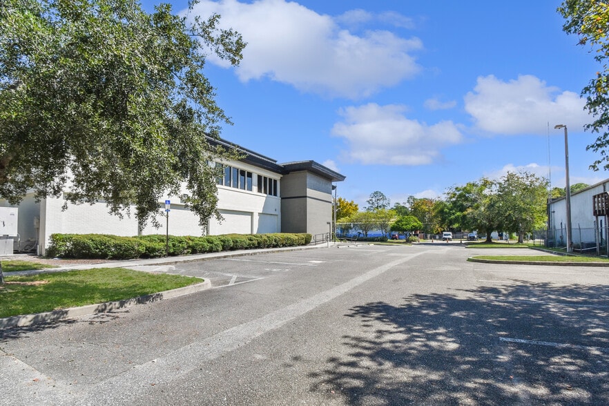 More Photos Of 9512 Sunbeam Center Dr, Jacksonville Office For Lease