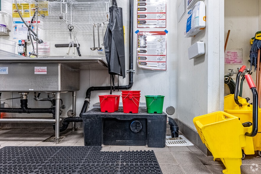 More Photos Of 1661 E Colorado Blvd, Pasadena Fast Food For Lease