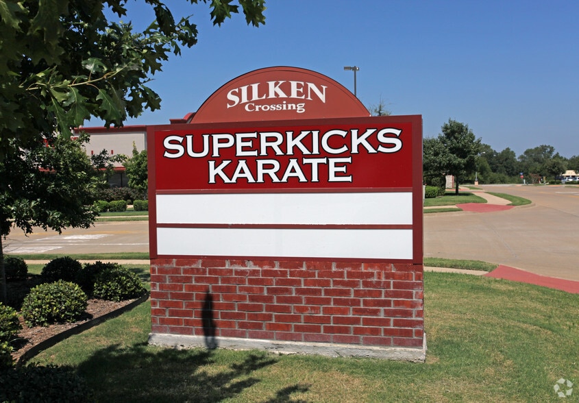 More Photos Of 800 Silken Xing, Midlothian Unknown For Lease