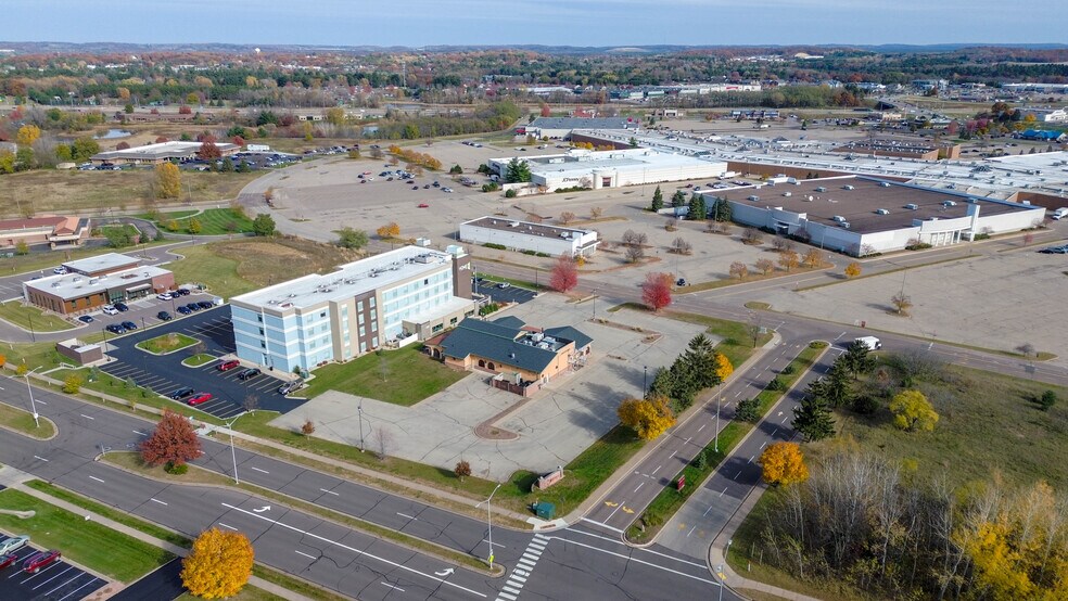 More Photos Of 4207 Oakwood Hills Pkwy, Eau Claire Restaurant For Sale