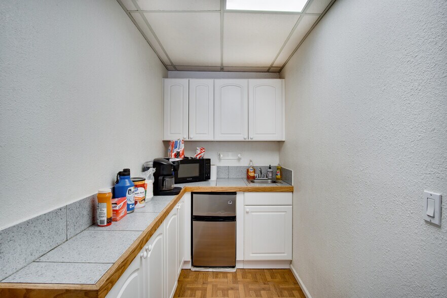 More Photos Of 14400 E Smith Rd, Aurora Warehouse For Lease