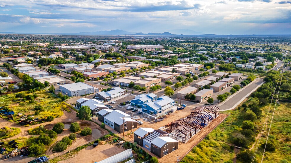 More Photos Of 1189 Parkway Dr, Santa Fe Showroom For Sale