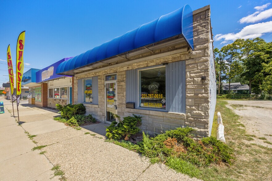 More Photos Of 1090 S Getty St, Muskegon Storefront For Sale