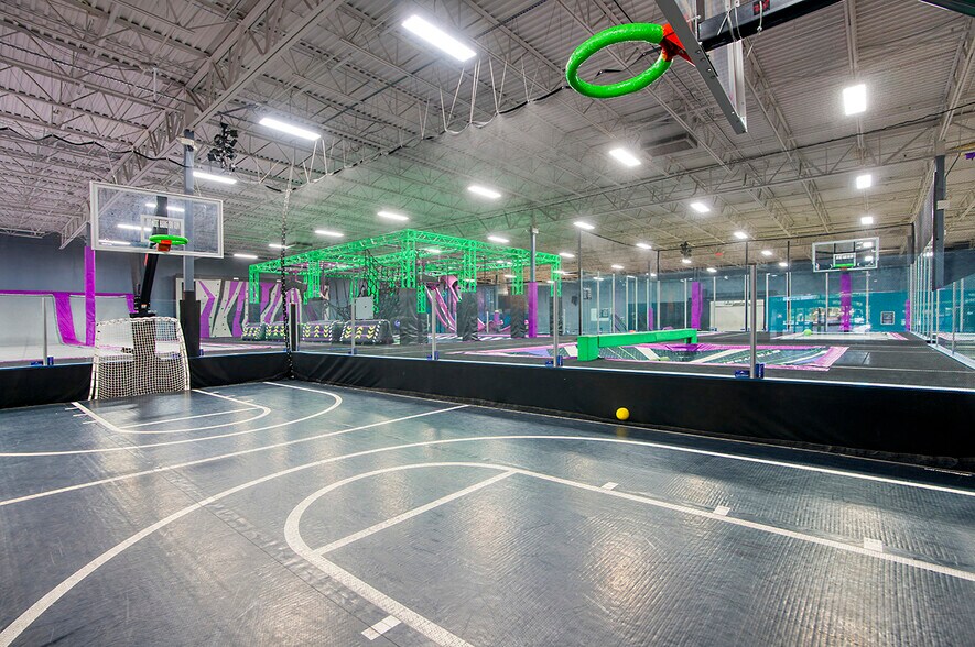 More Photos Of 5665 W Bell Rd, Glendale Department Store For Sale