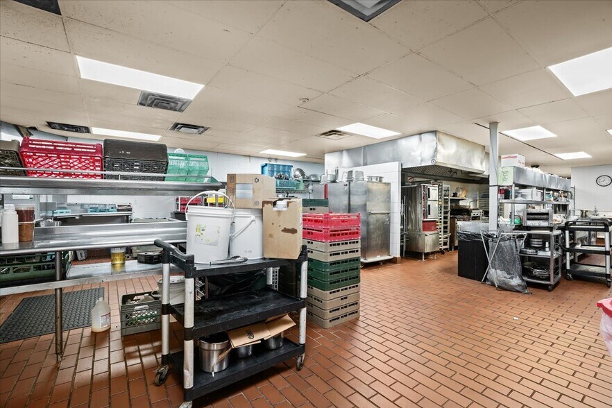 More Photos Of 9512 E Lippincott Blvd, Davison Golf Course Driving Range For Sale
