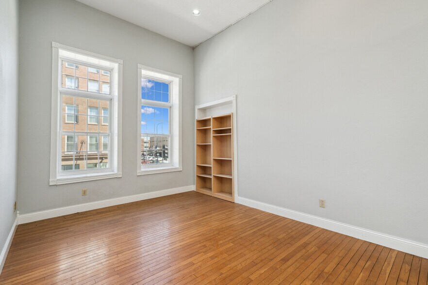 More Photos Of 626-632 Sycamore St, Waterloo Storefront Retail Office For Sale