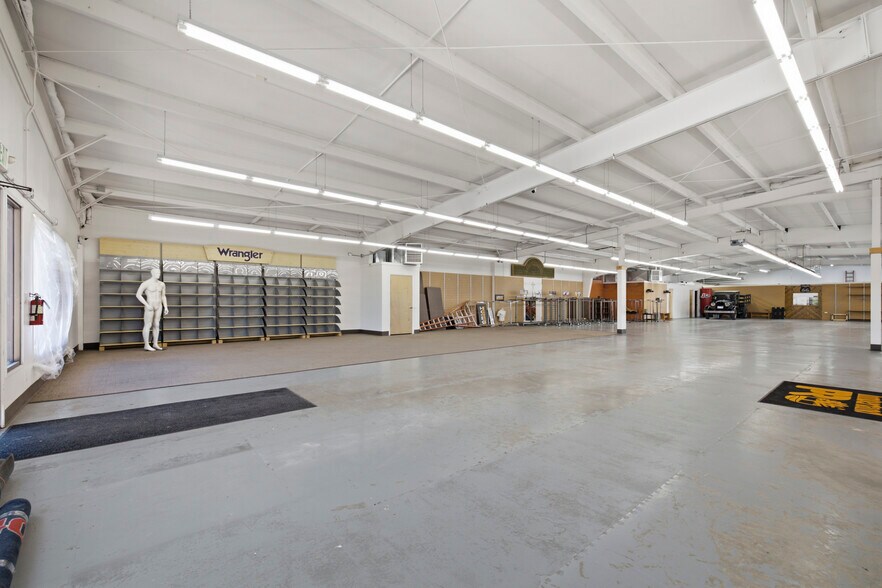 More Photos Of 2015-2017 2nd Ave, Greeley Warehouse For Sale