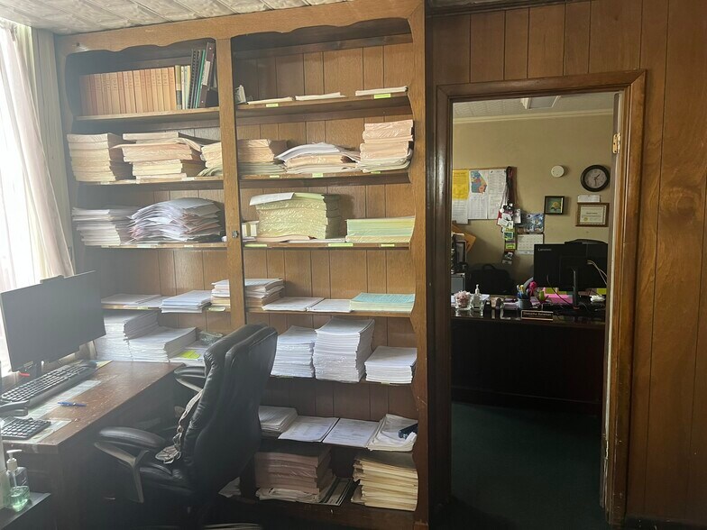 More Photos Of 124 E College Ave, Ashburn Loft Creative Space For Sale