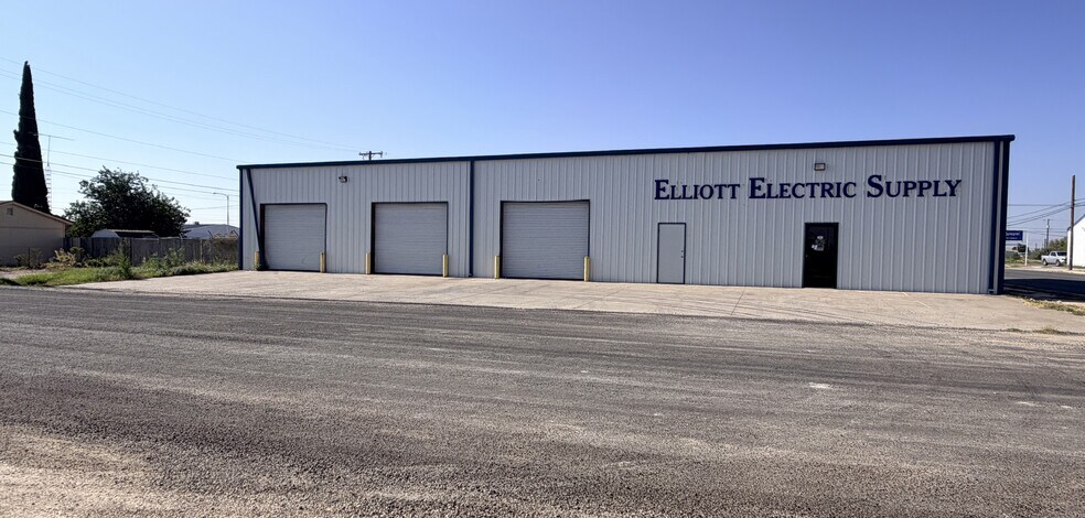 More Photos Of 1308 N Nelson St, Fort Stockton Showroom For Sale