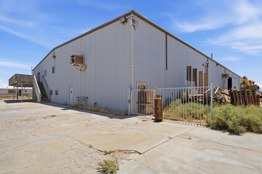 More Photos Of 1400 Orange St, Rosamond Warehouse For Lease