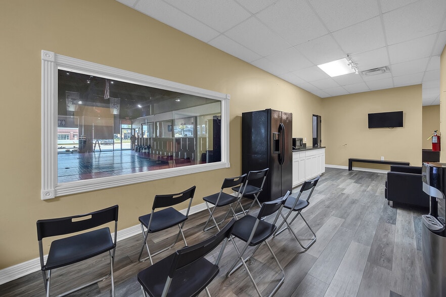 More Photos Of 11715 Spring Cypress Rd, Tomball Storefront For Lease