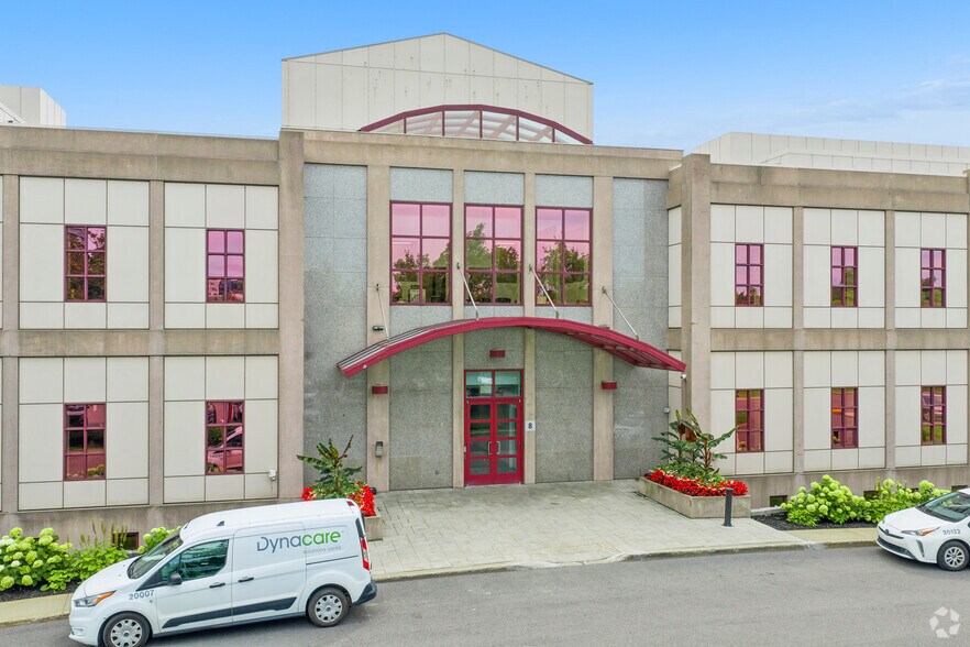 More Photos Of 275 Boul Armand-Frappier, Laval Office For Lease