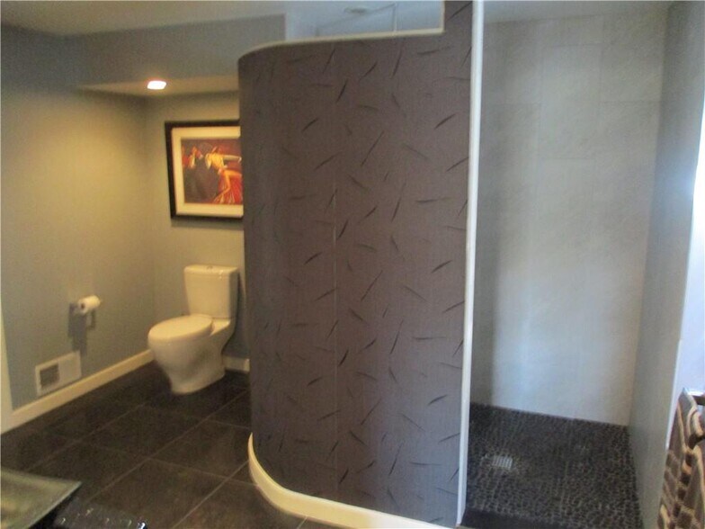 More Photos Of 19 Jay St, Rochester Freestanding For Sale
