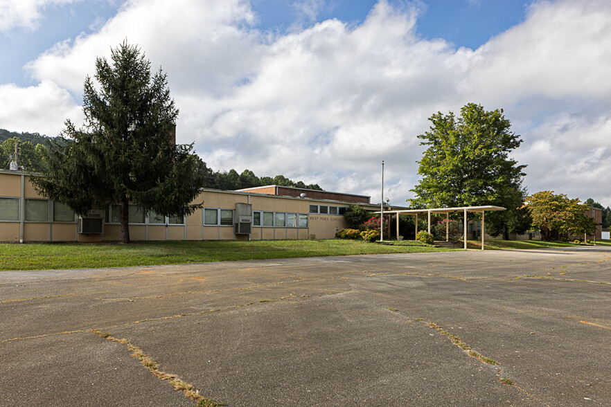 Primary Photo Of 3500 W Pines Rd, Greeneville Schools For Sale