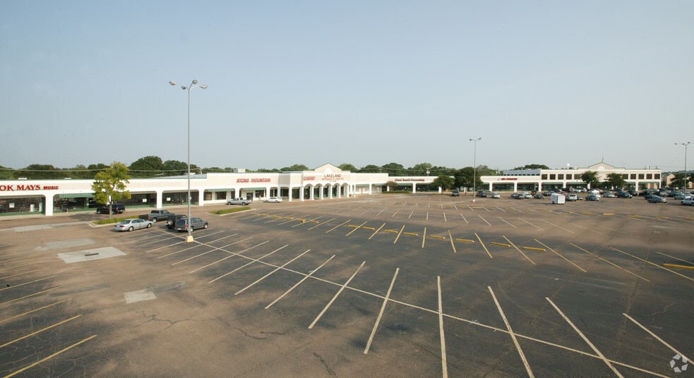 More Photos Of 1165 S Stemmons Fwy, Lewisville Unknown For Lease