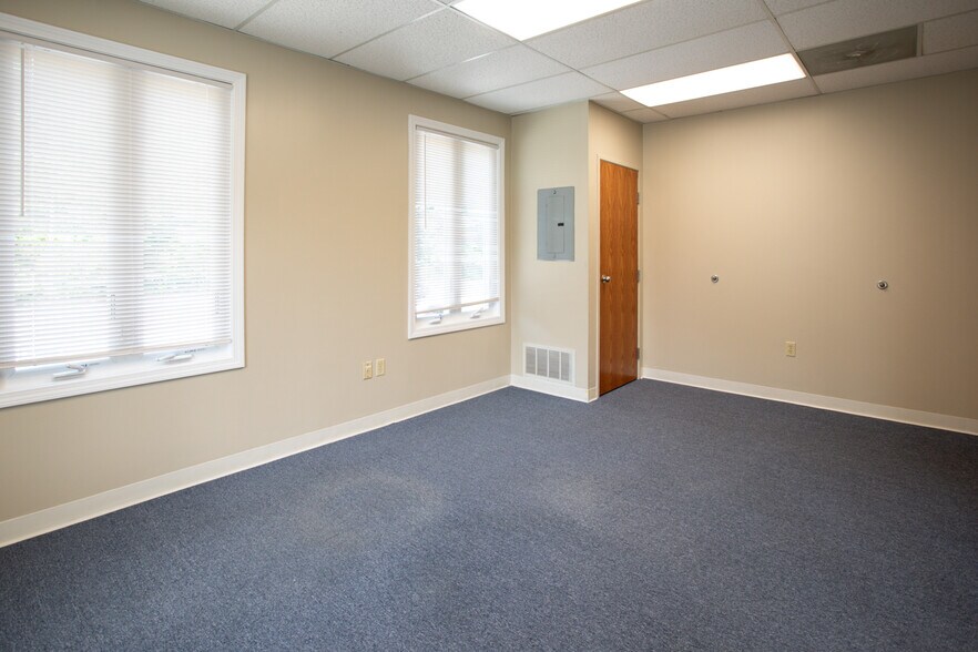 More Photos Of 78 Faunce Corner Mall Rd, North Dartmouth Medical For Sale