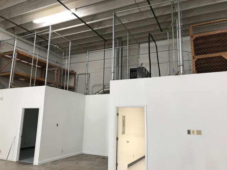 More Photos Of 1307 Hill Ave, Mangonia Park Warehouse For Sale