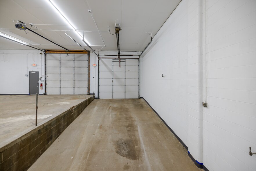 More Photos Of 21034 Chippendale Ave W, Farmington Industrial For Sale