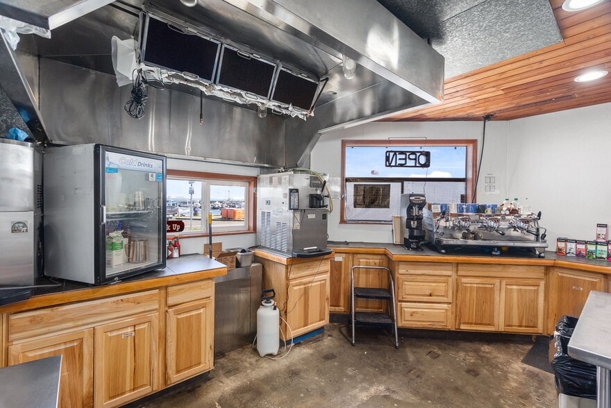 More Photos Of 2401 Westhaven Dr, Westport Flex For Sale