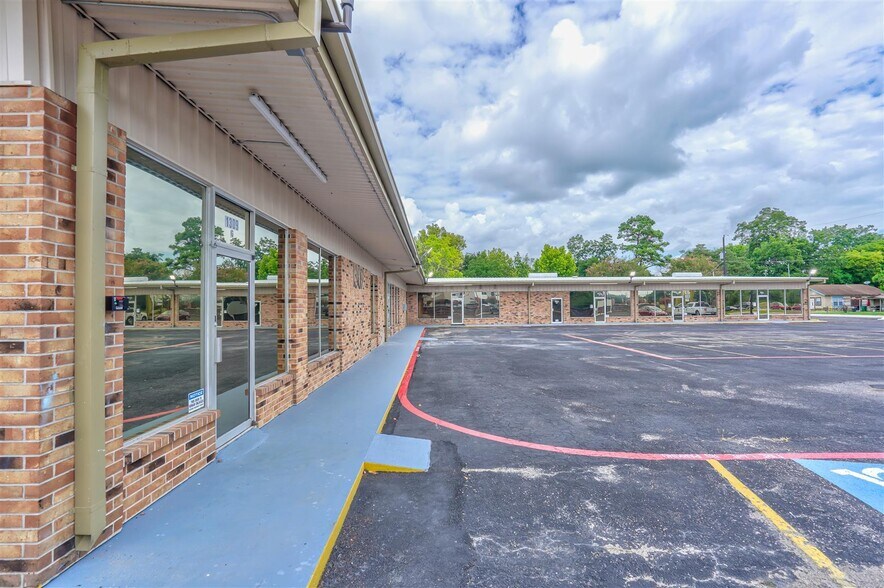 More Photos Of 1301-1309 Sandy Ln, Baytown General Retail For Sale