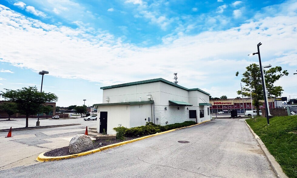 More Photos Of 7006 W 75th St, Overland Park Fast Food For Lease