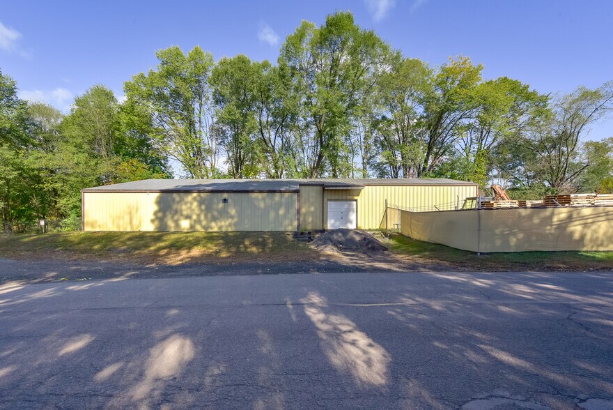 More Photos Of 77 N Market St, Nanticoke Distribution For Lease