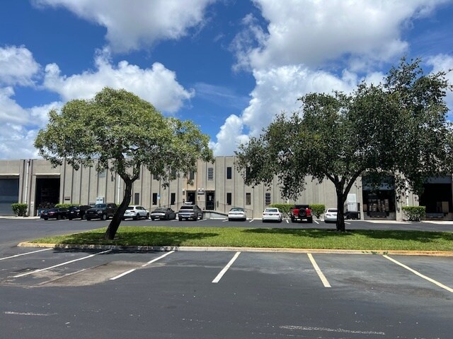 More Photos Of 1721-1731 NW 33rd St, Pompano Beach Warehouse For Lease