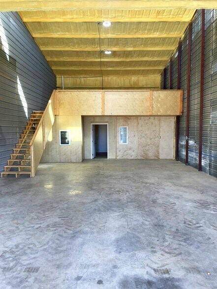 More Photos Of 5000 Gholson Rd, Waco Warehouse For Lease