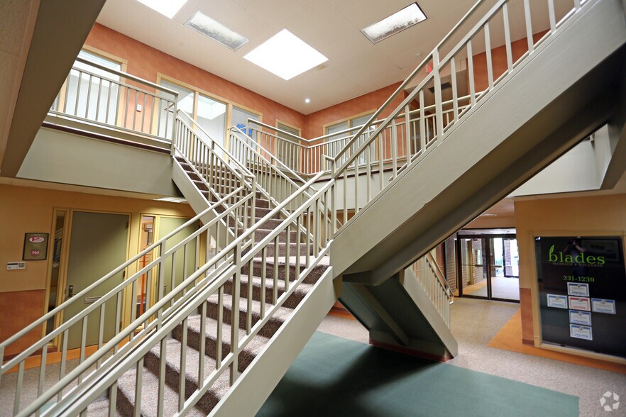 More Photos Of 4725 Merle Hay Rd, Des Moines Office For Lease